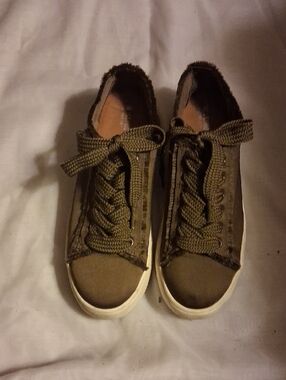 Women’s Olive Green Low-Top Casual Sneakers